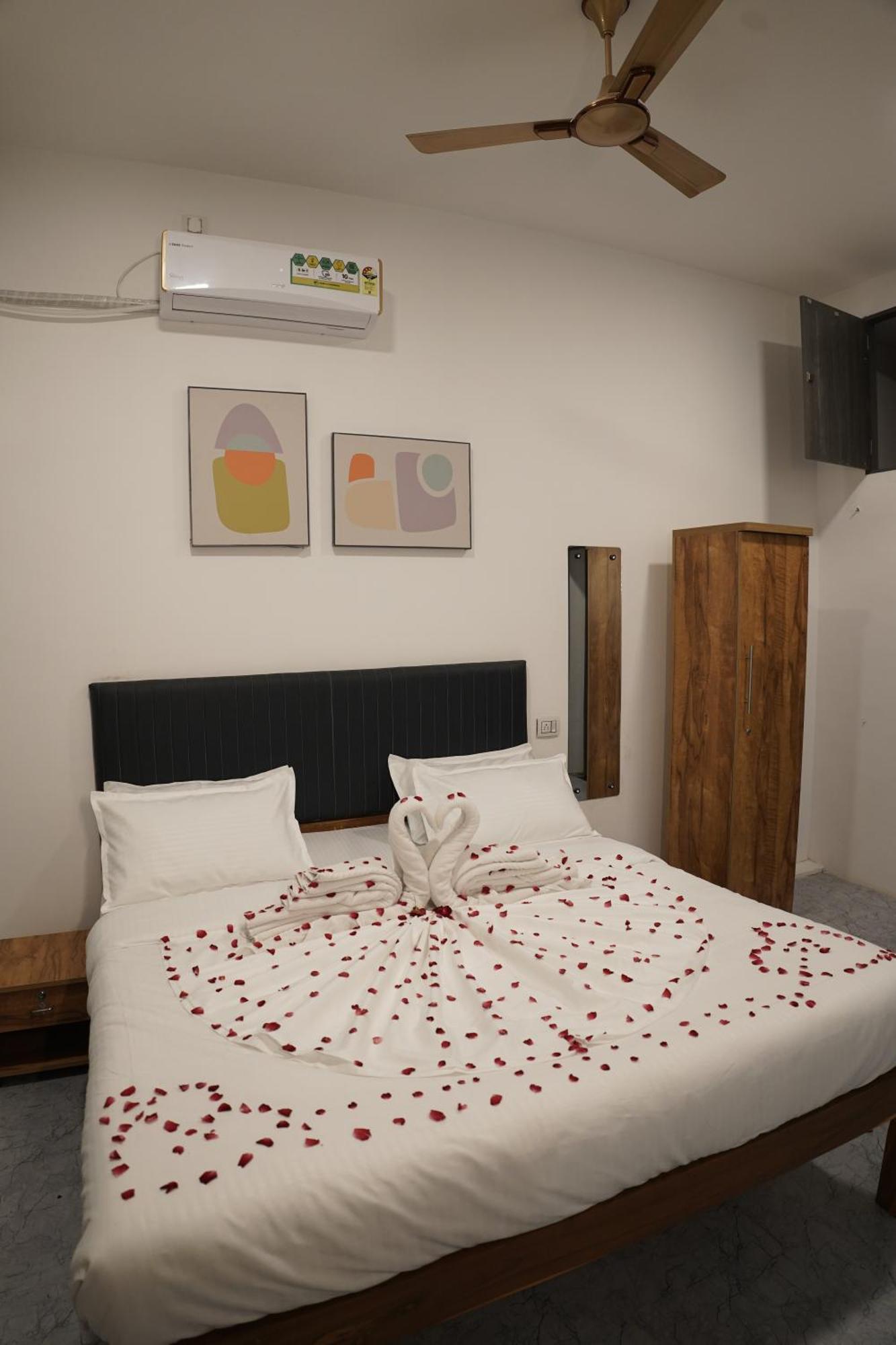 Hotel Royal Accord Surat Exterior photo